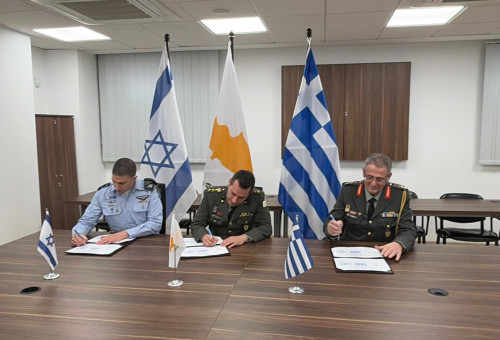 חתימה על תוכנית העבודה המשולשת לשיתופי פעולה צבאיים של יוון, קפריסין וישראל (צילום: דובר צה"ל)
