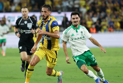 שגיב יחזקאל שחקן מכבי תל אביב לפני ילה בטאי שחקן מכבי חיפה (צילום: דני מרון)