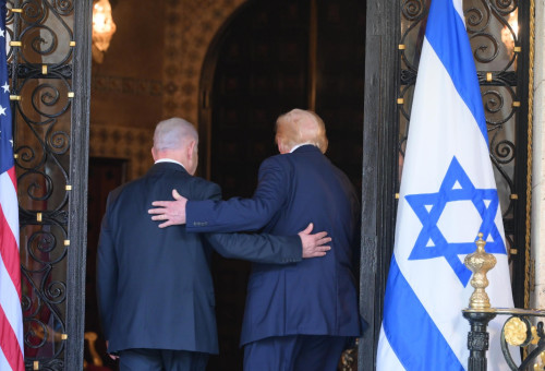 דונלד טראמפ ובנימין נתניהו במאר א-לאגו (צילום: עמוס בן גרשום, לע"מ)
