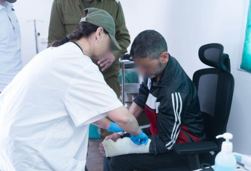 טיפול בפצועים מסוריה (צילום: דובר צהל)