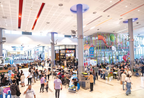 מבלים בקניון (צילום: מרים אלסטר פלאש 90)