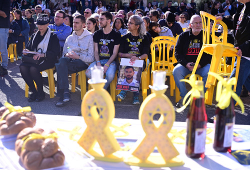 קבלת שבת בכיכר החטופים (צילום: אבשלום ששוני)