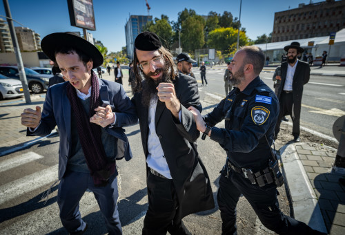 הפגנות חרדים בתל השומר, שניים נעצרו (צילום:  אריק מרמור, פלאש 90)