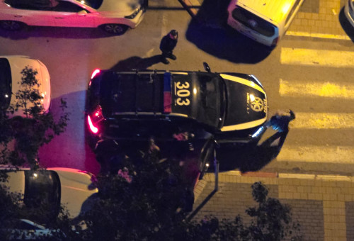 משטרה מחוץ לבית בפרדס-חנה בו נמצאה האישה שנדקרה (צילום: דוברות המשטרה)