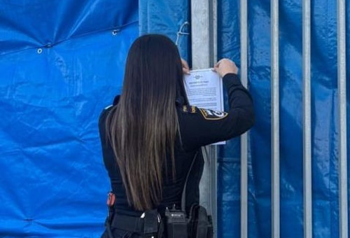 צו סגירה לחנות אופנה בראשון לציון, 5.1.26 (צילום: דוברות המשטרה)