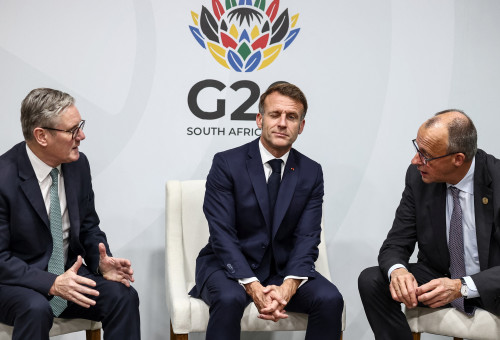 פרידריך מרץ, עמנואל מקרון וקיר סטארמר (צילום: רויטרס)