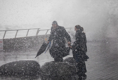 מזג אוויר: רוחות עזות בנמל תל אביב (צילום: יונתן זינדל פלאש 90)