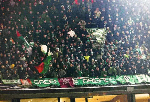 אוהדי סלטיק והשלטים אמש (צילום: אימג'בנק  GettyImages, Matthias Hangst)