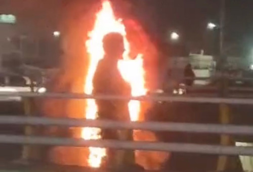 פסל של קאסם סולימאני עולה באש באיראן (צילום: רשתות ערביות)