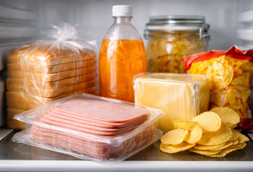 מוצרי מזון מעובדים במקרר (צילום: AI)