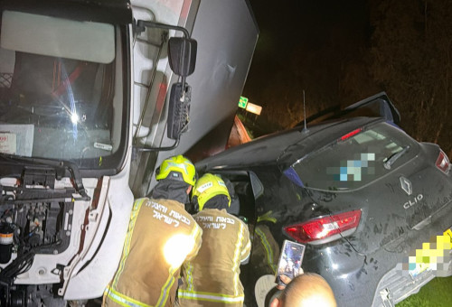 רכב נלכד מתחת למשאית בתאונת דרכים (צילום: תיעוד מבצעי מד"א)