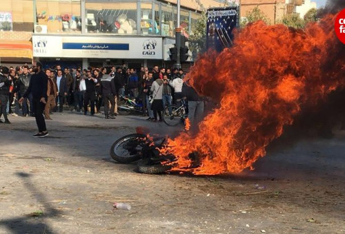הצתה מול בנק באיראן, הפגנות באיראן (צילום: רשתות חברתיות, שימוש לפי סעיף 27 א')