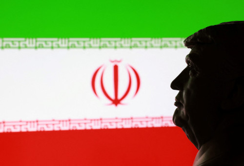 דונלד טראמפ, דגל איראן (צילום: רויטרס)