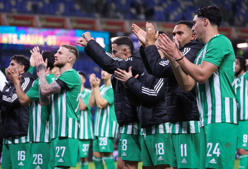 שחקני מכבי חיפה (צילום: מאור אלקסלסי)