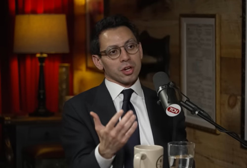 ג'יימס פישבק מתארח בפודקאסט של טאקר קרלסון (צילום: צילום מסך יוטיוב)