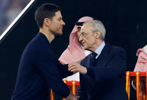 ההפסד לברצלונה חרץ את גורלו. צ'אבי אלונסו עם פלורנטינו פרס (צילום: רויטרס)