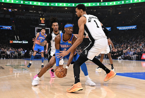 ויקטור וומבניאמה שחקן סן אנטוניו ספרס מול שיי גילג'ס אלכסנדר (צילום: GettyImages)