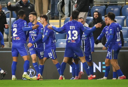 שחקני הפועל פתח תקוה חוגגים (צילום: קובי אליהו)