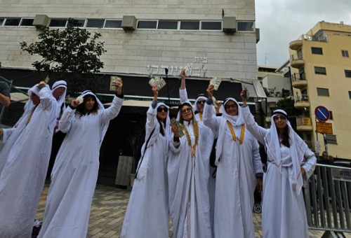 פעילים מחופשים לקטארים מחוץ למטה הליכוד (צילום: רשתות חברתיות, שימוש לפי סעיף 27 א')