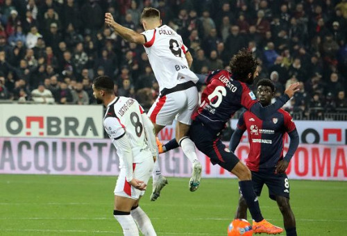 מאבק אווירי בין שחקני מילאן לקליארי (צילום: Enrico Locci)