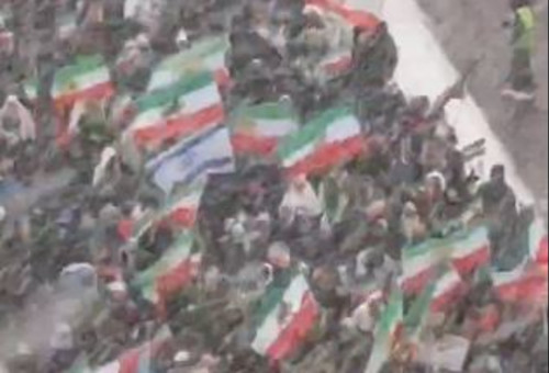 דגל ישראל בין דגלי איראן בהפגנת ענק למען המחאה האיראנית בטורונטו, קנדה (צילום: צילום מסך רשת X)