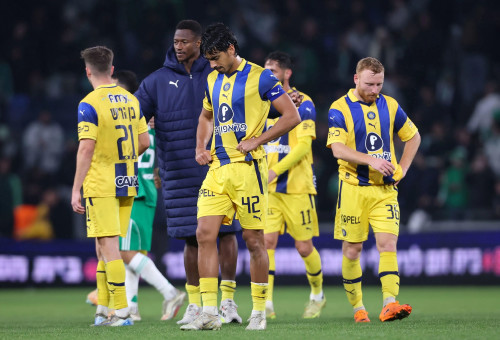 עידו שחר, דור פרץ, מוחמד עלי קמארה, נועם בן הרוש שחקני מכבי תל אביב מאוכזבים (צילום: מאור אלקסלסי)