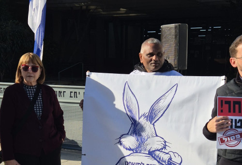 תומכי נתניהו מחוץ לבית המשפט (צילום: גלעד מורג)