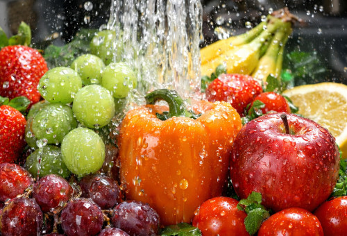 מבחר פירות וירקות תחת מים זורמים (צילום: AI)