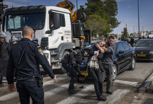 שוטר עוצר מפגין חרדי שחסם את הכביש  (צילום: חיים גולדברג פלאש 90)
