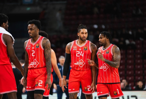 שחקני הפועל תל אביב בכדורסל, כריס ג'ונס, איש ויינרייט, אנטוניו בלייקני (צילום: אתר רשמי, הפועל "IBI" תל אביב)