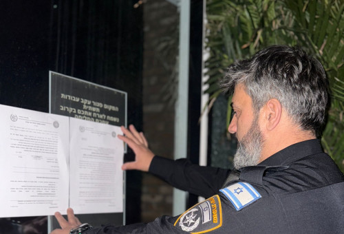 צו הסגירה לבר מרשת "פטריקס" (צילום: דוברות המשטרה)