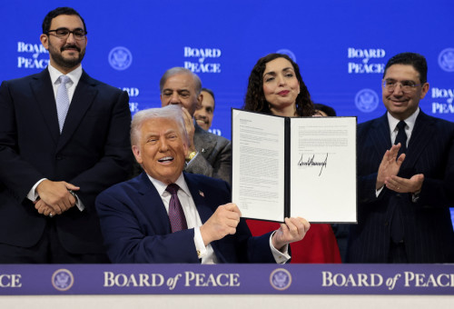 טראמפ מציג את אמנת מועצת השלום בדאבוס, שוויץ (צילום: רויטרס)