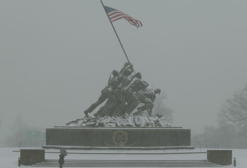 האנדרטה של חיל הנחתים האמריקאי בווירג'יניה במהלך סופת שלג (צילום: רויטרס)