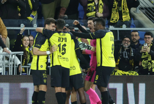 שחקני בית"ר ירושלים חוגגים (צילום: דני מרון)