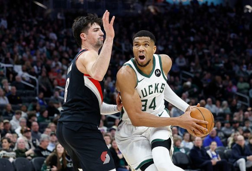 דני אבדיה במאבק עם יאניס אנטטוקומפו (צילום: John Fisher)