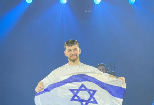 בר קופרשטיין בהופעת התקווה 6 בהאנגר 11 (צילום: @RUBINA)