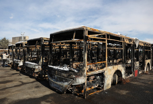 אוטובוסים שרופים לאחר המחאות באיראן (צילום: רויטרס)