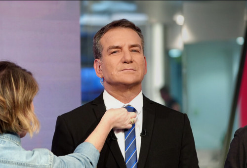 דני קושמרו מגיש את אולפן שישי בערוץ 12 (צילום: צילום מסך ערוץ 12)