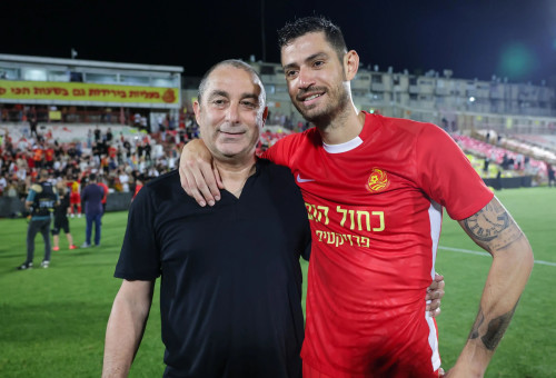 ניר ביטון שחקן מ.ס. אשדוד עם ג'קי בן זקן (צילום: לירון מולדובן)