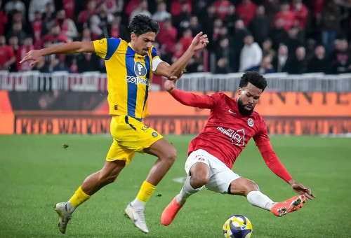 פלקאו שחקן הפועל תל אביב מול דור פרץ שחקן מכבי תל אביב (צילום: אריאל שלום)