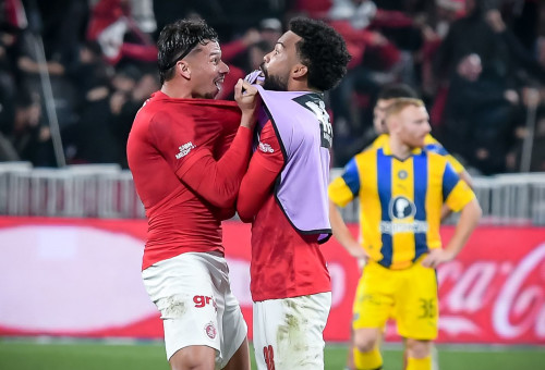 צ'יקו חוגג עם פלקאו (צילום: אריאל שלום)