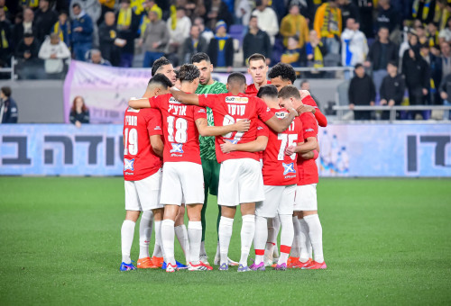 שחקני הפועל תל אביב (צילום: אריאל שלום)