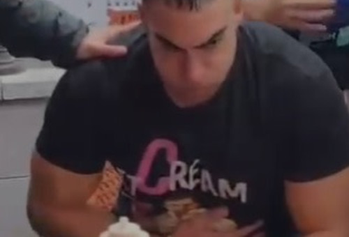 כוכב הרשת "פיט קרים" מתמוטט במהלך אתגר אכילה (צילום: צילום מסך)