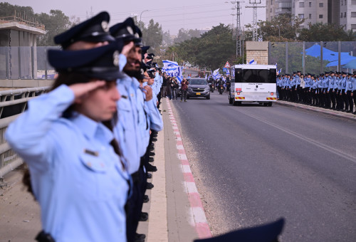 שוטרים מצדיעים לארונו של רס"ר רן גואילי ז"ל (צילום: אבשלום ששוני)