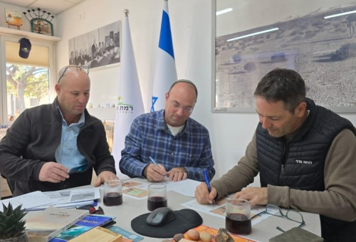 החתימה על ההסכם ברמת נגב (צילום: דוברות רמת הנגב)