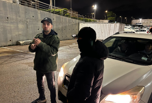 מרדכי דוד חוסם את רכבו של אהרן ברק (צילום: אבשלום ששוני)