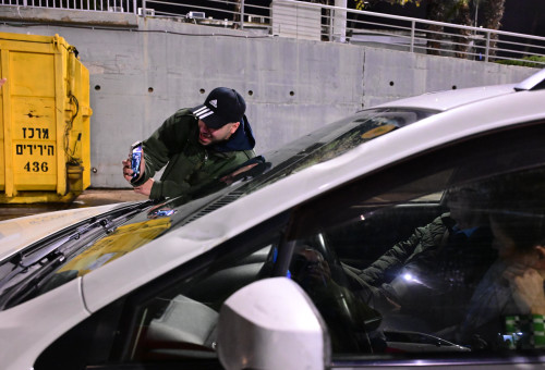 מרדכי דוד חוסם את אהרון ברק (צילום: אבשלום ששוני)