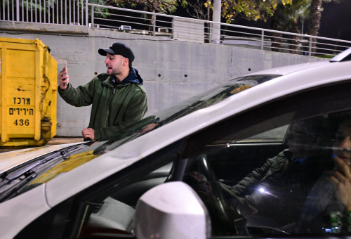 מרדכי דוד חוסם את רכבו של אהרן ברק (צילום: אבשלום ששוני)