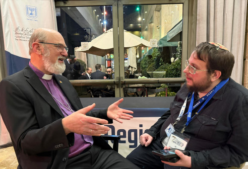 הבישוף תומאס פול שירמאכר בשיחה עם ג'וש ארונסון (צילום: פרטי)