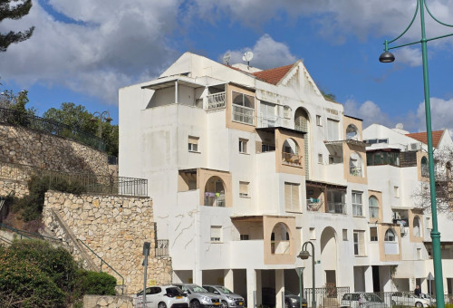 המבנה המסוכן ביקנעם (צילום: דוברות עיריית יקנעם)